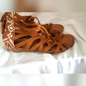 Minnetonka womens brown suede leather lace up sandal size 6